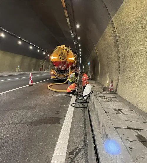 闵行隧道排水渠清淤